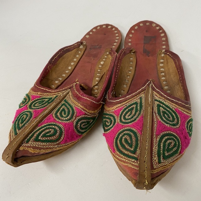 SLIPPER, Indian Pink Embroidered Pair